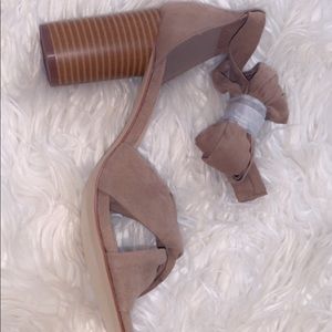 STRAP UP HEELED SANDAL